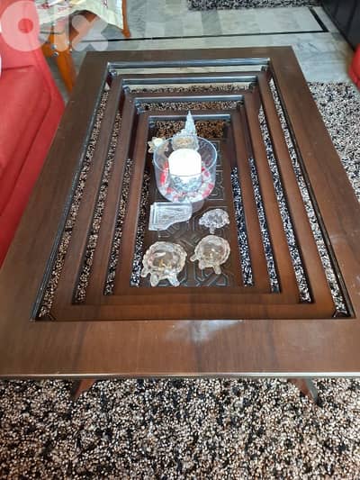 طاولة صالون شبه جديدة