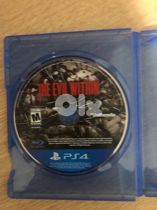 playstation4 for sale with 5 cds and 3 controllers 5