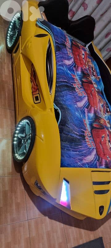 سرير سيارة رياضية للأطفال – تصميم فاخر وحالة ممتازة!