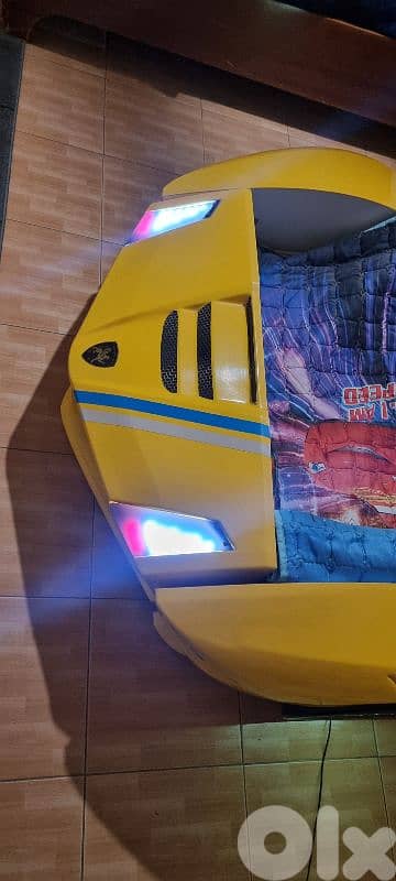 سرير سيارة رياضية للأطفال – تصميم فاخر وحالة ممتازة! 1