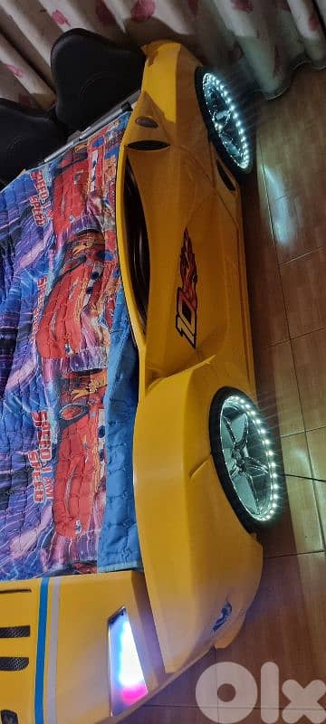 سرير سيارة رياضية للأطفال – تصميم فاخر وحالة ممتازة! 2