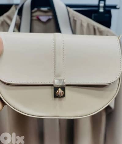 جزدان لون ابيض