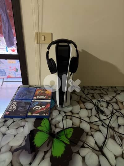ps5 disc version with 4 games 1 headset and 1 controller