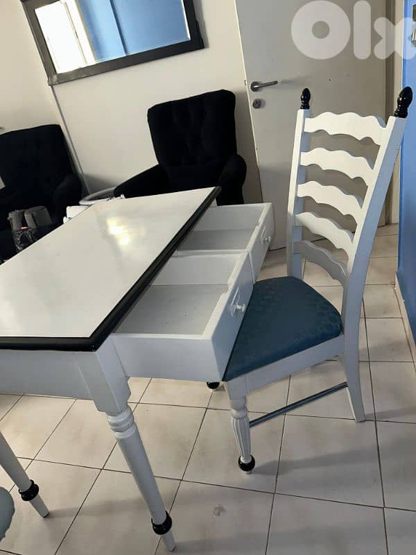 White vintage wood desk مكتب خشب ابيض 1