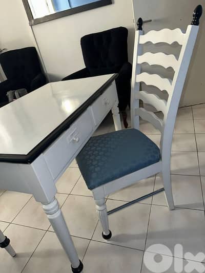 White vintage wood desk مكتب خشب ابيض