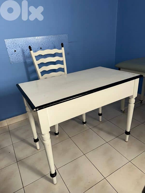 White vintage wood desk مكتب خشب ابيض 2