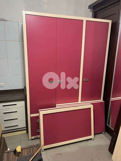 خزانة 3 درف وتختين مفردين مستعملين شبه جديدة