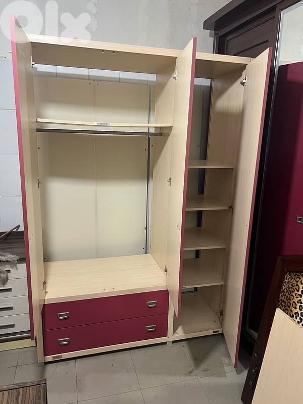 خزانة 3 درف وتختين مفردين مستعملين شبه جديدة 1