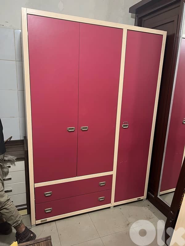 خزانة 3 درف وتختين مفردين مستعملين شبه جديدة 2