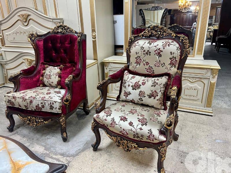 طقم كنبايات ملكي مصري حفر خشب زان خمس قطع وطاولة شبه جديد 3