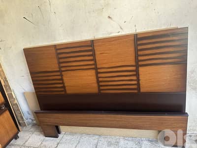 تخت مجوز مع كمود وشفنيرة مع مرايا شبه جديد