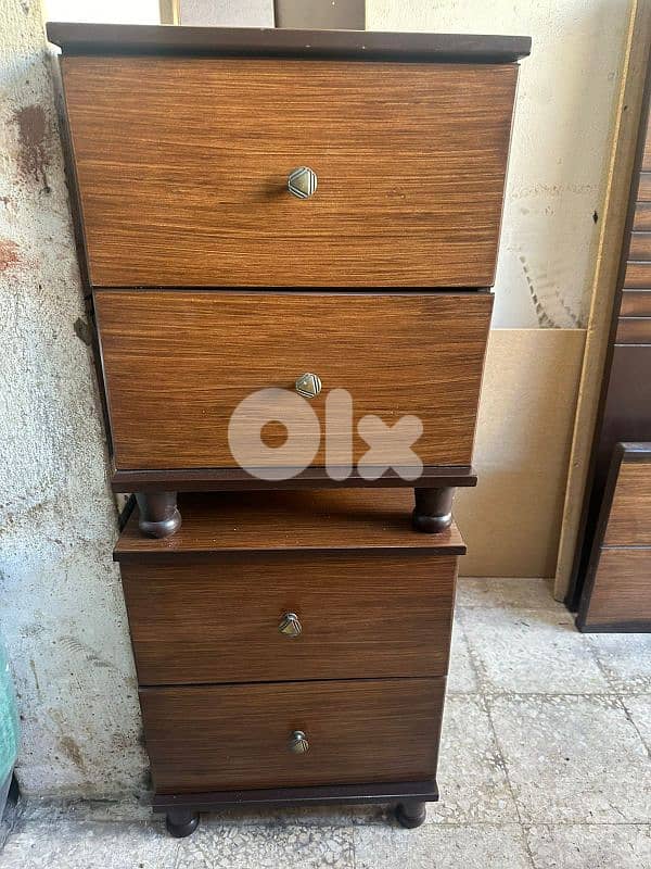 تخت مجوز مع كمود وشفنيرة مع مرايا شبه جديد 1