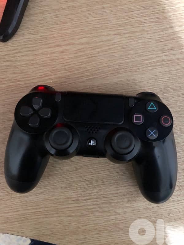 playstation4 for sale with 3 cds and 1 controller 2