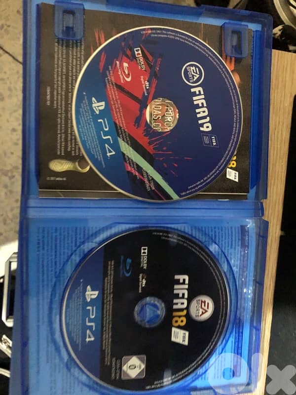 playstation4 for sale with 3 cds and 1 controller 3