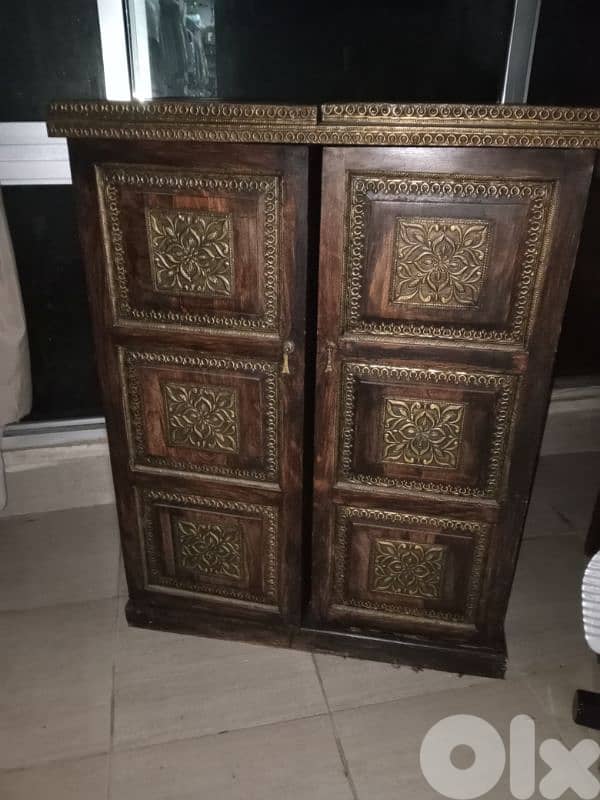 Old lndian Bar  خزانة مشروب  خشب هندي نعتقد مع نحاس 3