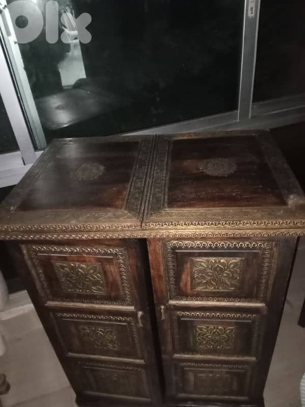 Old lndian Bar  خزانة مشروب  خشب هندي نعتقد مع نحاس 4