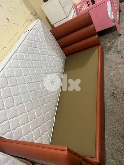 تختين مفرد خشب بوندي مع فرشات اتنين