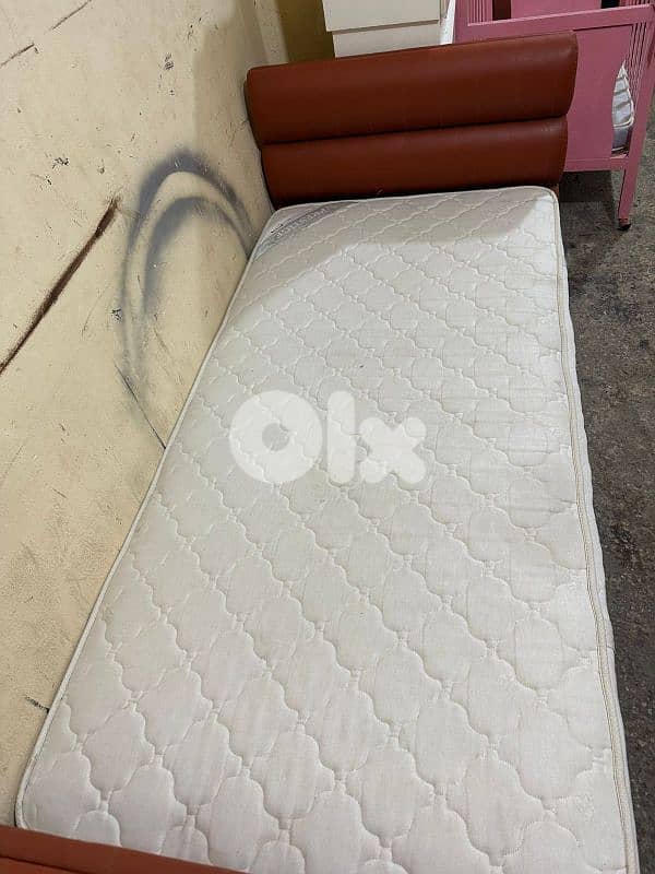 تختين مفرد خشب بوندي مع فرشات اتنين 1