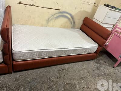 تختين مفرد جلد امركاني مع فرشات اتنين خشب بوندي كتير مرتبين