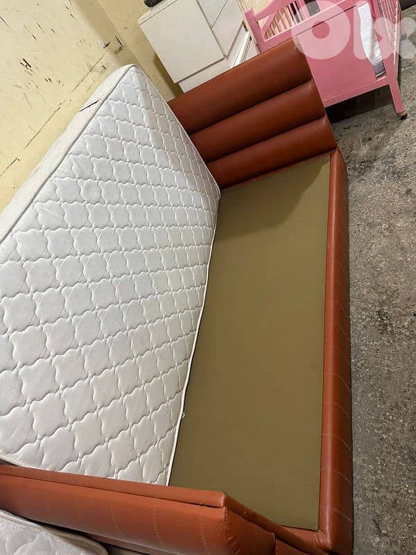 تختين مفرد جلد امركاني مع فرشات اتنين خشب بوندي كتير مرتبين 2