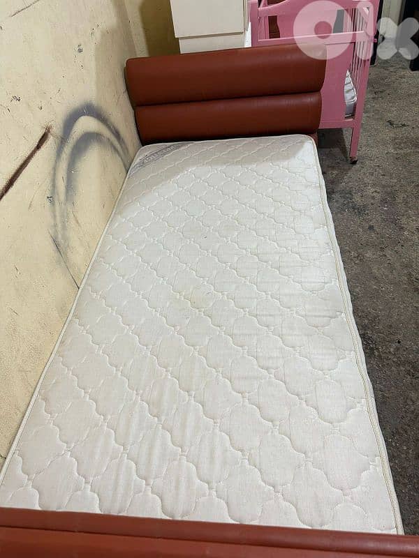 تختين مفرد جلد امركاني مع فرشات اتنين خشب بوندي كتير مرتبين 3