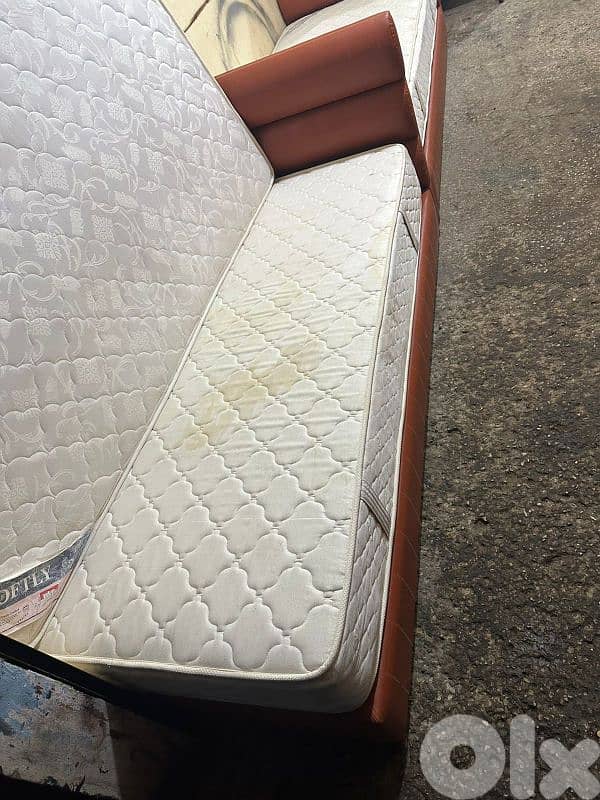 تختين مفرد جلد امركاني مع فرشات اتنين خشب بوندي كتير مرتبين 4