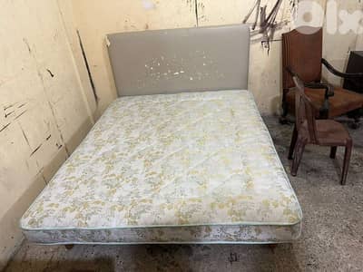 تخت مجوز مفرش امركاني مع فرشة Sleep Comfort كتير مرتبين ونظاف