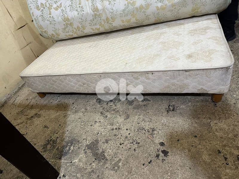 تخت مجوز مفرش امركاني مع فرشة Sleep Comfort كتير مرتبين ونظاف 2