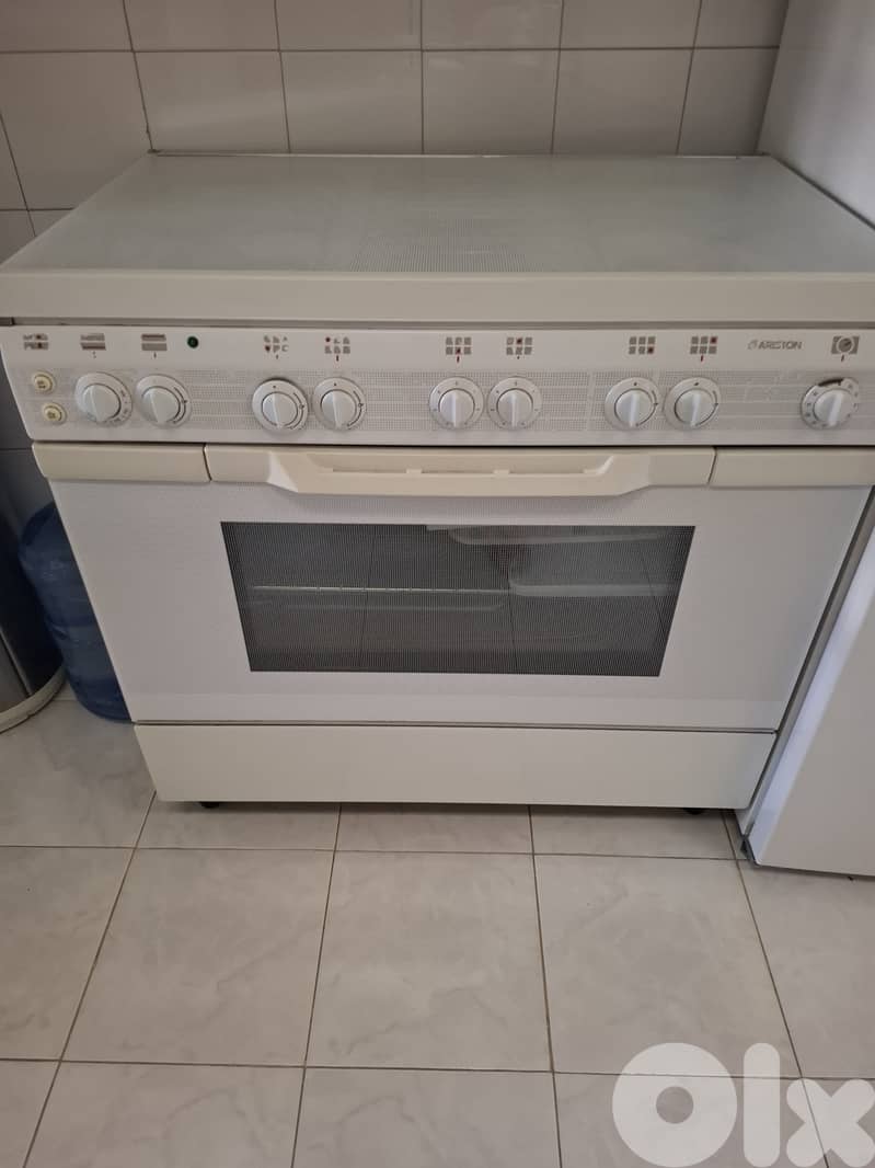 90 cm Ariston oven in perfect condition 1
