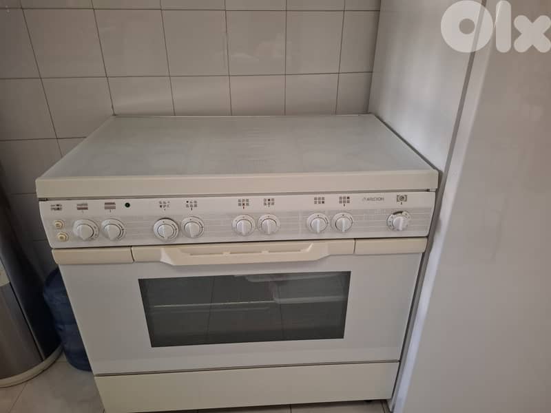 90 cm Ariston oven in perfect condition 3