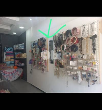 قطعتين خشب بيتعلقوا عالحيط بيتعلق علين بضاعة مع شناكل حديد 138 قطعة