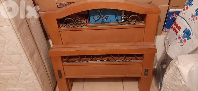 تخت ٩۰ سنتم عدد ٢   مع فرشتین primaflex