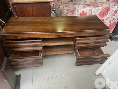 طاولة tv ملبسة قشرة مستعملة شبه جديدة