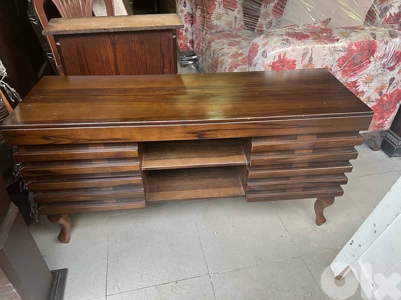 طاولة tv ملبسة قشرة مستعملة شبه جديدة 1