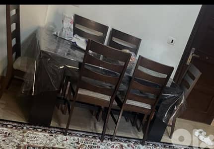 طاولة و ٦ كراسي