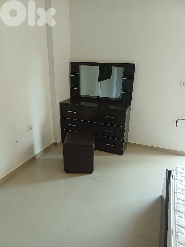 غرفة نوم شبه جديدة 4