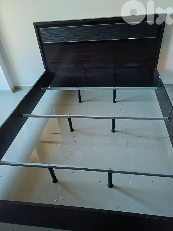 غرفة نوم شبه جديدة 5