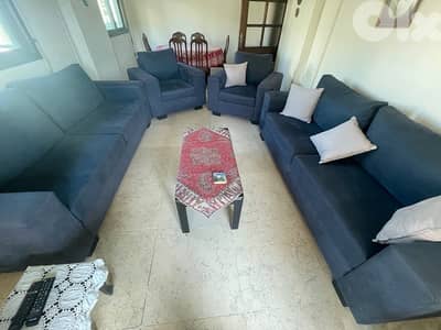 غرفة جلوس بحالة جيدة جداً شبه جديدة