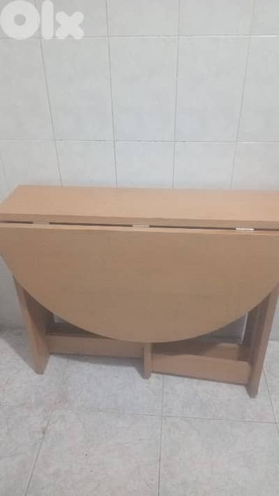 طاولة خشب طبيعي مرتب متنطوى