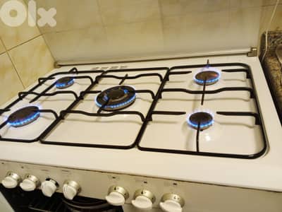 فرن غاز   كل شي شغال موجود مفتاحين للفرن