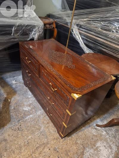 صندوق جوارير يستخدم طاولة ايضا مميز خشب ورد مرصع بالنحاس