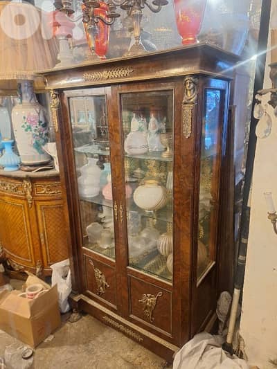 فيترين رائعة جدا خشب جوز انتيك مميزة