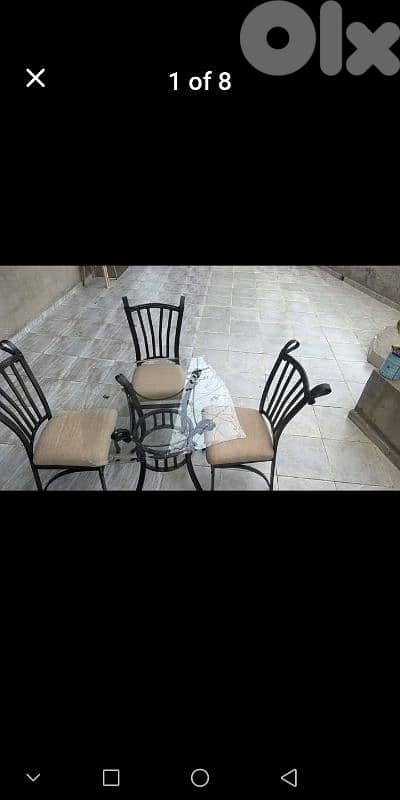 طاولة و ٤ كراسي