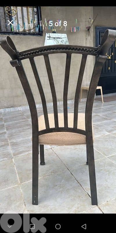 طاولة و ٤ كراسي 4