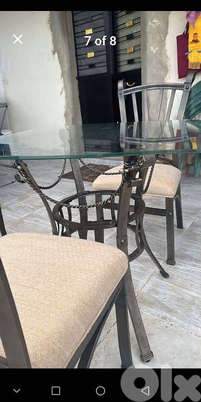 طاولة و ٤ كراسي 6