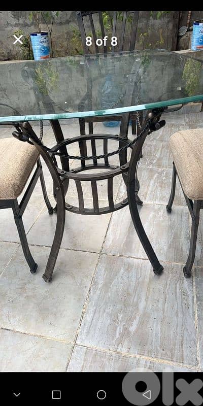 طاولة و ٤ كراسي