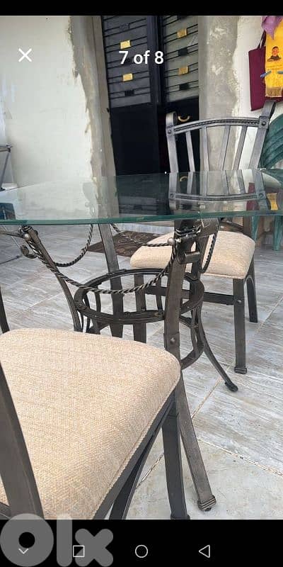 طاولة و ٤ كراسي 1