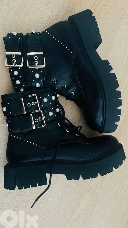 Boots  brand Bershka 2