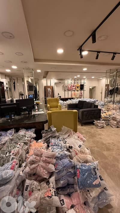 Showroom plus warehouse in Cola distrct