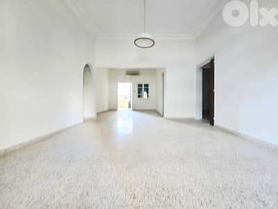 RA26-4685 Office 200 m² for Rent – Hamra, Beirut